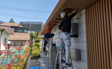 愛知県名古屋市千種区　建物外部軒下　漏水事故かりの除カビ工事