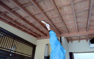岐阜県岐阜市　古民家玄関木部庇部屋根　除カビ除菌処理施工