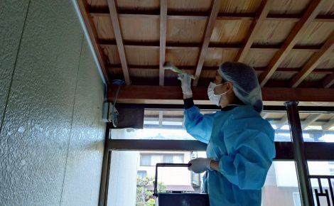 岐阜県岐阜市　古民家玄関木部庇部屋根　除カビ除菌処理施工