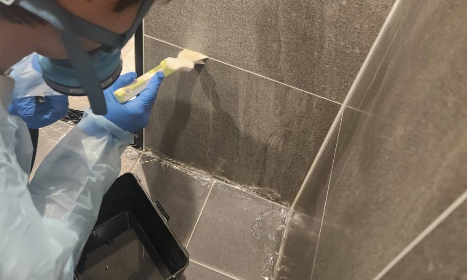 ホテルの日常清掃では取りきれない浴室のカビ除去